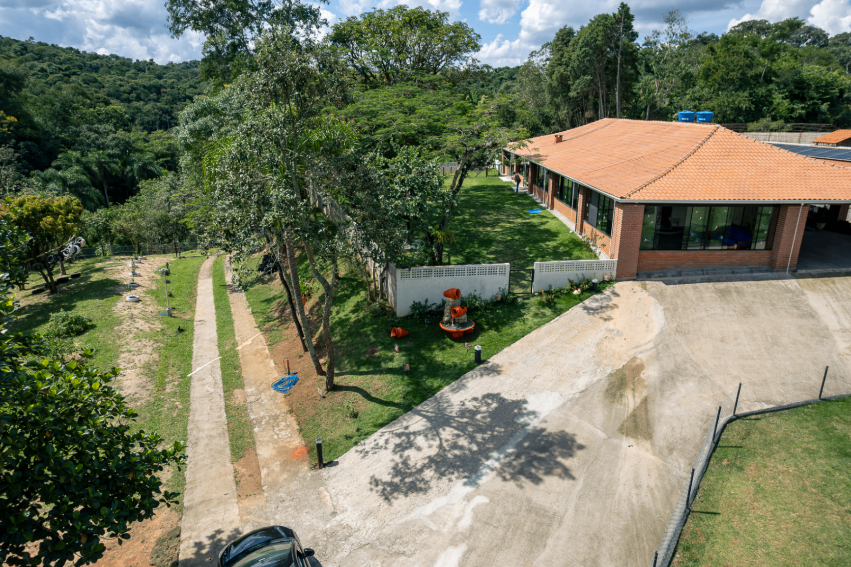 Vista aérea de chácara com casa, jardim e área verde